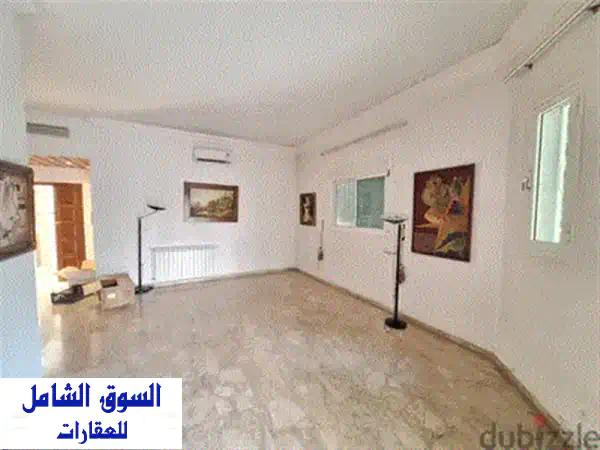 شقة فاخرة للإيجار في الرومية - إطلالة خلابة و مواقف سيارات!