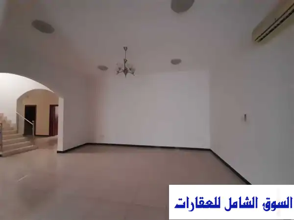 فيلا دوبلكس فاخرة للإيجار السنوي في فلج هزاع، العين...