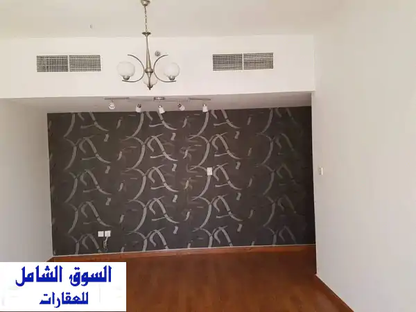 للإيجار في الشارقة برج الروز غرفتين ماستر صالة حمام مطبخ منطقة الخان قرب البحيرة وشاطئ الممزر ...