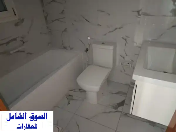 شقة فاخرة للإيجار السنوي - غرفتين وصالة وحمامين + بلكونة خاصة! (أول ساكن)