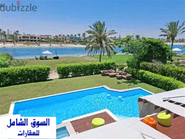 فيلا فاخرة للإيجار في مارينا 5 - صف أول بحيرة رملية وشاطئ خاص!