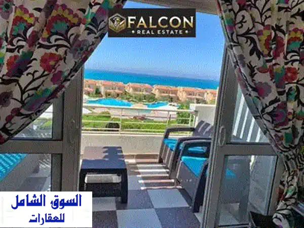 شاليه فاخر للبيع في قرية أمواج بالساحل الشمالي - إطلالة خلابة على المسبح!