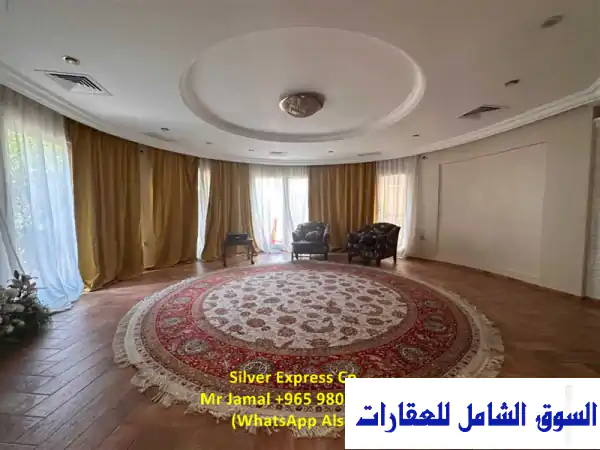 فيلا فاخرة للإيجار في عبد الله المبارك - 5 غرف...