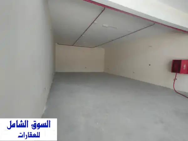 مستودع 2500 قدم مربع بميزانين - جديد! أول ساكن - مثالي لأعمالك!