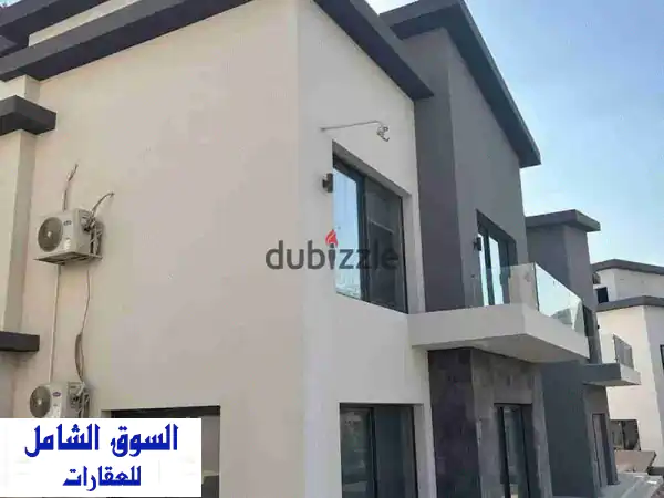 تاون هاوس فاخر للبيع في كريك تاون - أمام مدخل...