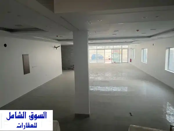 معرض تجاري فاخر للإيجار في القدم - موقع مميز على الطريق السريع!