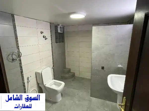 دور ثاني فاخر للإيجار في سلوى - مساحات واسعة وقرب الخدمات!