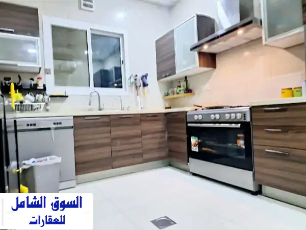 شقة فسيحة نصف مفروشة للبيع في الحد - البحرين | 4 غرف نوم + مواقف سيارات
