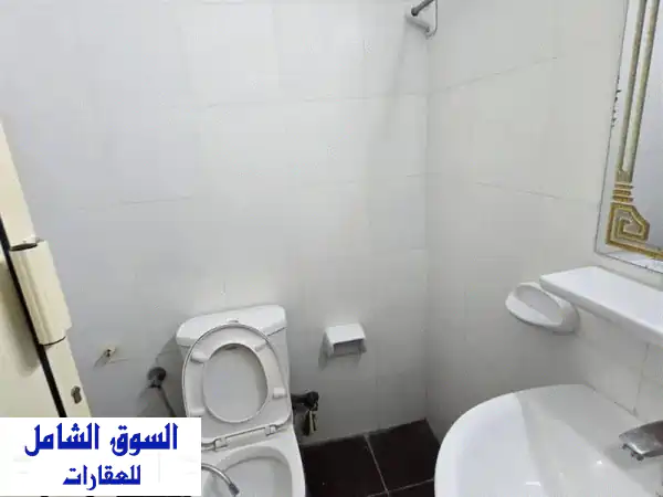 شقة مفروشة للإيجار في الحد مكونة من غرفتين وثلاثة حمامات وصالة ومطبخ بسعر 270 دينار شامل ليمت 30