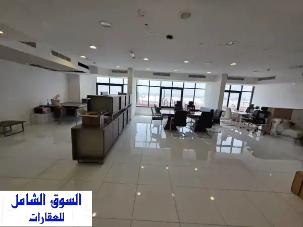 مكتب فاخر للإيجار في قلب عجمان - إطلالة بحرية خلابة!