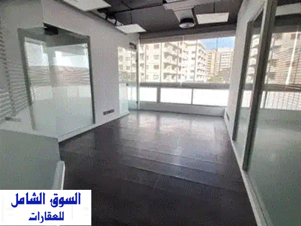 محل تجاري فاخر للإيجار في مار إلياس، بيروت - مساحة 120 متر مربع!