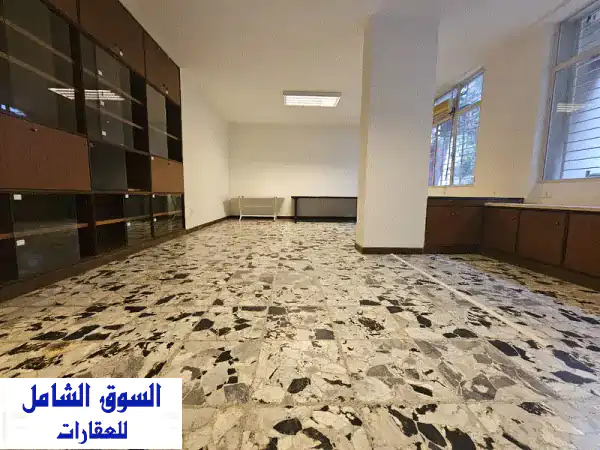 مكتب فاخر للإيجار في الأشرفية - 230 متر مربع + حديقة خاصة!