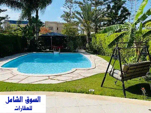 استمتع بإجازةٍ ساحرة في فيلا فاخرة على بحيرة رملية بمارينا! 🏖️