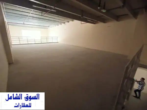 مستودعات تجارية فاخرة للإيجار في الجرف - مساحة 3030 قدم مربع مع ميزانين!