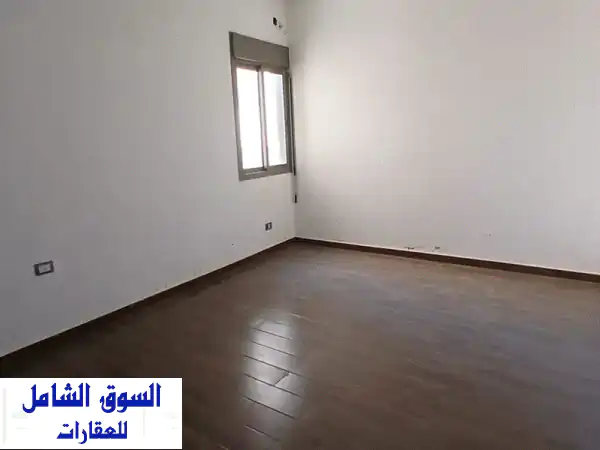 شقة فاخرة للبيع في زوق مكايل - مساحة 200 متر، طابق...