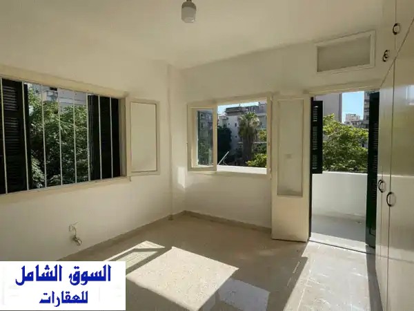 شقة مُجددة بالكامل للبيع في منطقة فرن الشباك، بيروت...