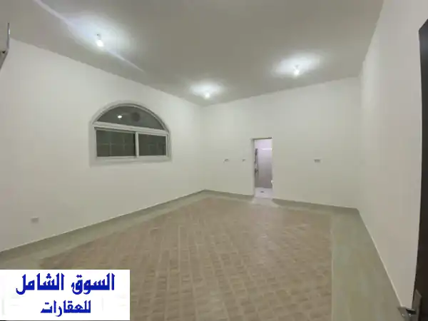 شقة الأحلام للإيجار بالرياض: موقع حيوي، إيجار سنوي شامل (ماء، كهرباء، صيانة، موقف) | غرفتين وصالة