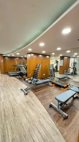 شقة للبيع في دلمونيا بمبلغ 55000 دينار بمساحة 90 مترا مربعا، وتضم غرفة نوم واحدة وحمامين و