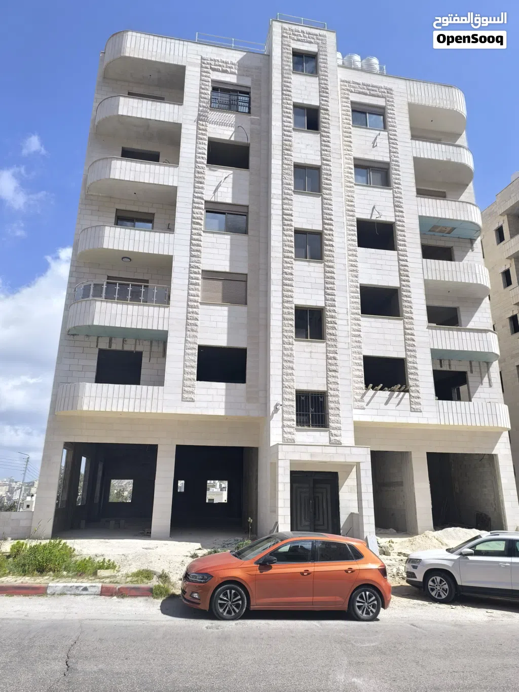 شقة عظم مميزة و محلات للبيع قرب مستشفى نابلس التخصصي/ شارع الجامعة الحرم القديم ... طابق أول . .
