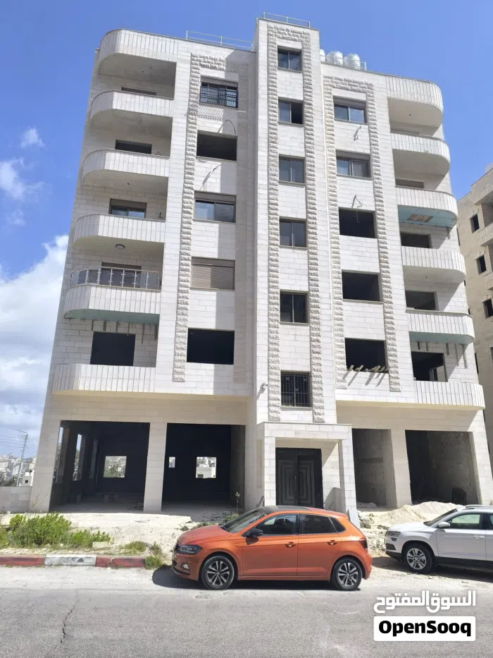 شقة عظم مميزة و محلات للبيع قرب مستشفى نابلس...