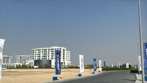 شقة للبيع غرفة وصالة، حمامان بلكونه عدد 2 مع مطبخ وموقف خاص في مدينة أجمل مكان - واجهة الش