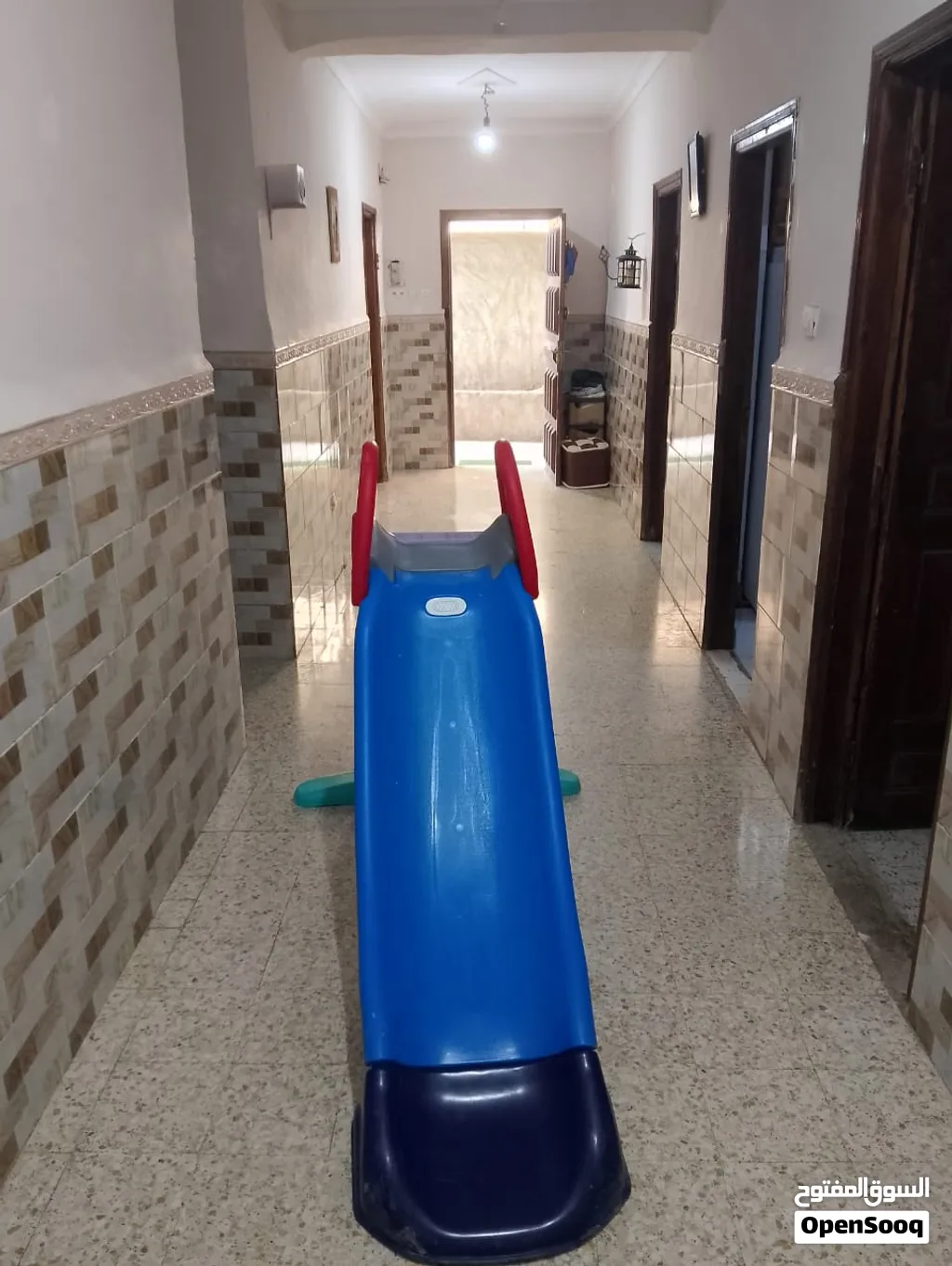 شقة  4غرف،  واسعة،  مطلة على البحر