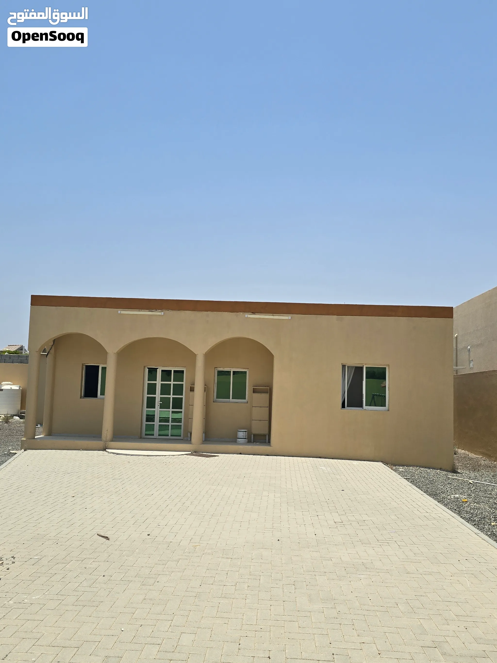أرض سكنية G+2 مساحتها 15000 قدم على شارعين عليها عدد بيتين كل بيت له عداد كهرباء منفصل عن الآخر.