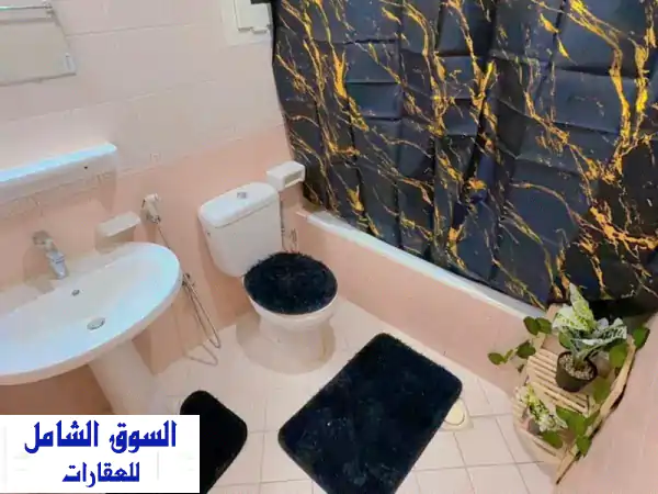 شقة مفروشة 1BHK للإيجار بالخان الشارقة | تشطيب فندقي، شامل إنترنت وموقف مجاني