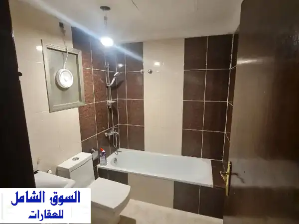 شقة أرضي مرتفع فاخرة للإيجار بسلوى | 3 غرف نوم (ماستر)، مطبخ مجهز، تكييف مركزي، موقف خاص - 370 د.ك