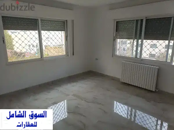 شقة أرضية للإيجار بضاحية الرشيد: 3 نوم مجددة بالكامل، مطبخ راكب وموقع حيوي - 290 دينار!