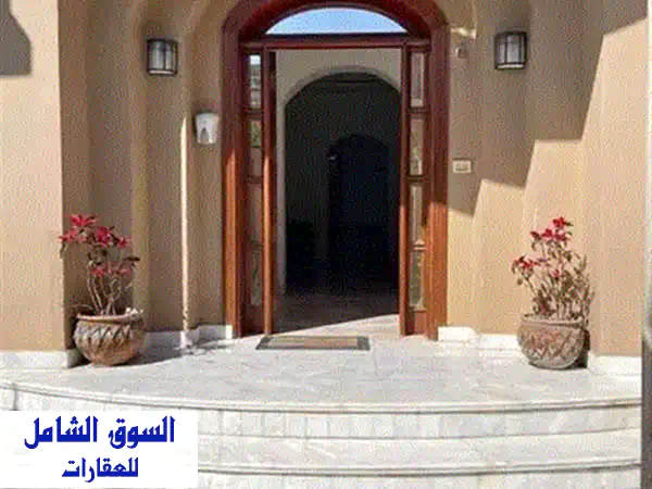 فيلا للبيع خلف النادي الاهلي و اسانسير داخلي و في حمام سباحه خاص بسعر مميز  نوع الوحدة: تاون هاوس  المساحة: 230 متر  باركينج: خاص للسيارة   مميزات الكمبوند:  موقع استراتيجي على بُعد 3 دقائق فقط من ال