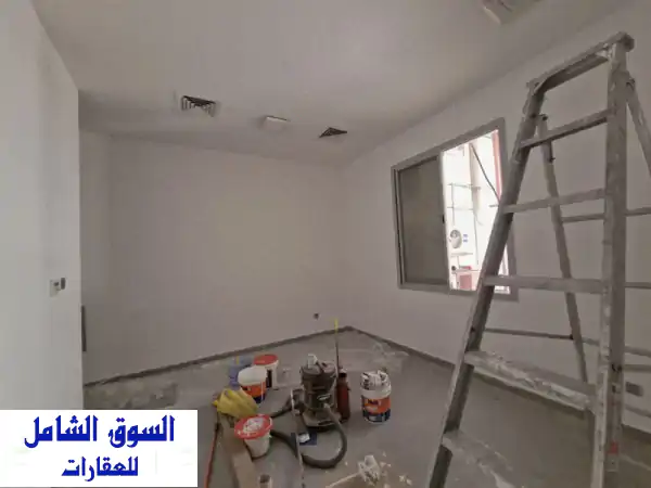 استوديو للإيجار بالروضة الشارقة 20 ألف | ادفع على 4 شيكات | تشطيب جديد وموقع مميز