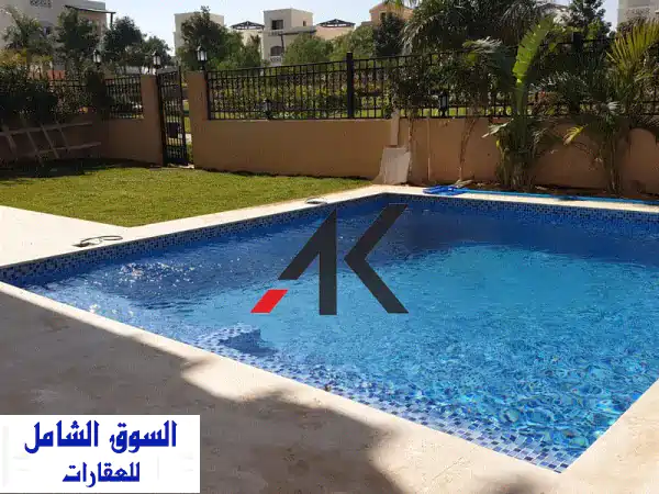 فيلا مميزة مفروشة بحمام سباحة للإيجار في هايد بارك...