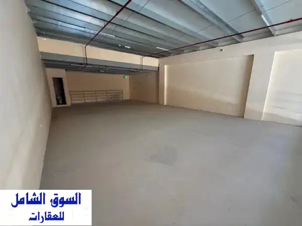 شبرة ميزانين تجاري للإيجار السنوي  الجرف الصناعية، عجمان محل تجاري بمساحة كبيرة مع ميزانين، مناسب ...