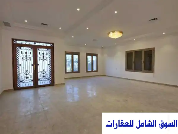 للإيجار فيلا بالشهداء تتكون من دورين في الشهداء حولي