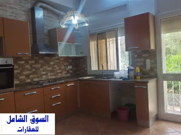 فيلا للإيجار السنوي  الحمامات أرض مساحتها 1500م منها 200م مغطاة صالون واسع ومضيء 3 غرف نوم منها ...