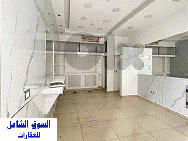 محل تجاري للايجار في الأشرفية، لبنان: 18م² + مساحة خارجية 6م² | موقع حيوي بـ 650$ شهرياً