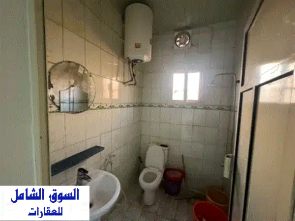 يتوفر سكن موظفين للإيجار في منطقة الحد، مكون من 8 شقق، تحتوي كل شقة على غرفتي نوم وصالة ومطبخ ...