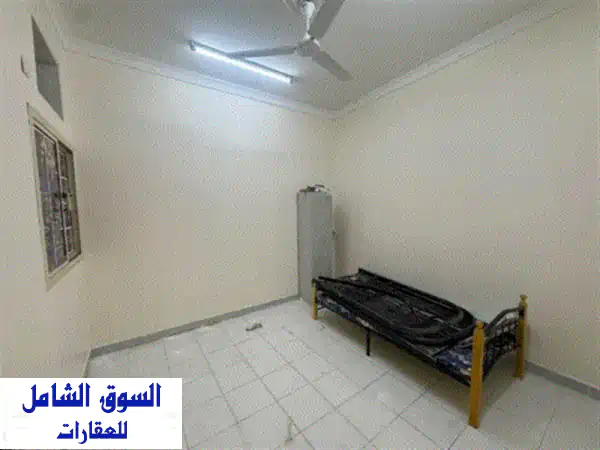 يتوفر سكن موظفين للإيجار في منطقة الحد، مكون من 8...