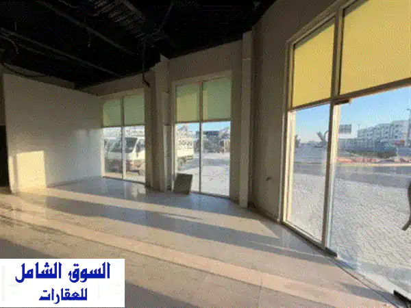 فرصتك الذهبية: شو روم فاخر للإيجار في الصناعية 13 الشارقة | موقع استراتيجي وميزان - 120 ألف درهم