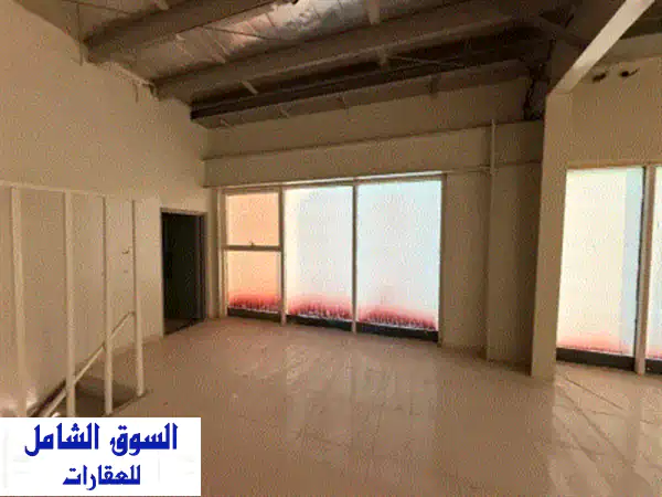 فرصتك الذهبية: شو روم فاخر للإيجار في الصناعية...
