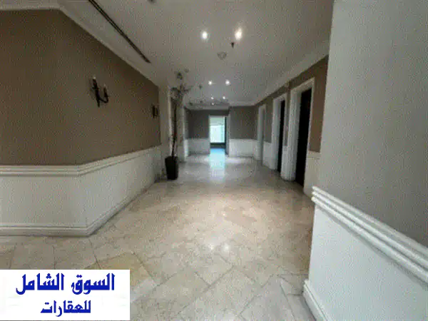 مكتب فاخر للايجار بالسالمية: إطلالة بحرية ساحرة ومساحات مرنة لتميز شركتك