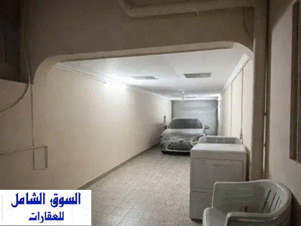 فيلا الأحلام في عراد للبيع: فاخرة، نصف مفروشة، 6 غرف نوم، موقع هادئ ومميز.