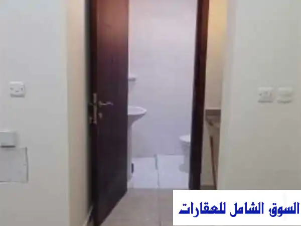 🌟 فرصة ذهبية في قلب الوكرة! استوديو فسيح 60م² للإيجار الشهري - نصف تشطيب جاهز | فقط 1400 ر.ق/شهر!