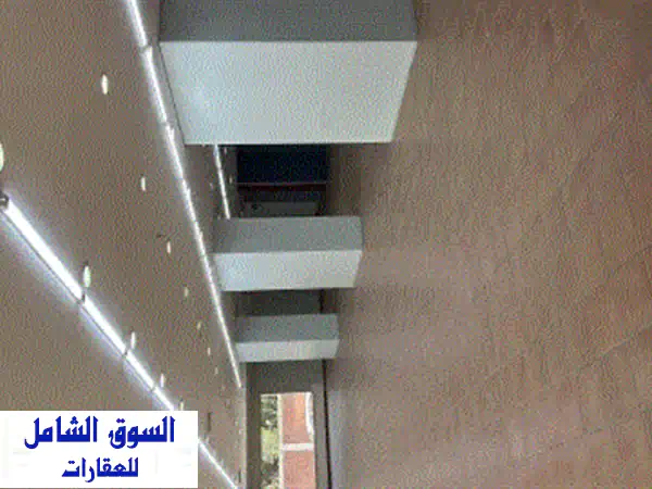للإيجار معرض في الشويخ 500 متر منطقة وكالات السيارات مع مواقف مكيف بالكامل وتشطيب الإيجار 5000 دينار