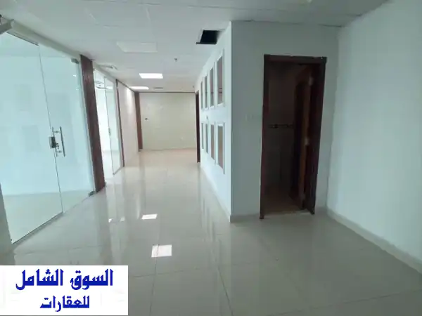 فرصتك الذهبية: مكاتب فاخرة للإيجار في المجاز 2 الشارقة | إطلالة بحرية ومزايا حصرية!