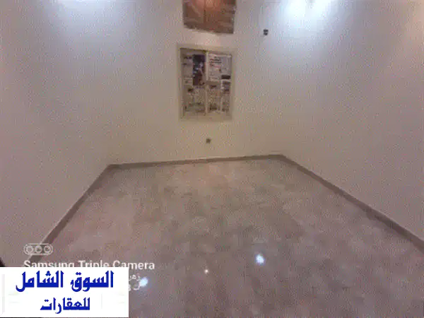 شقة للإيجار في مدينة عيسى، غرفتين، 3 حمامات، صالتين، مطبخ، بلكونة كبيرة، طابق أول، درج، السعر 220 ...