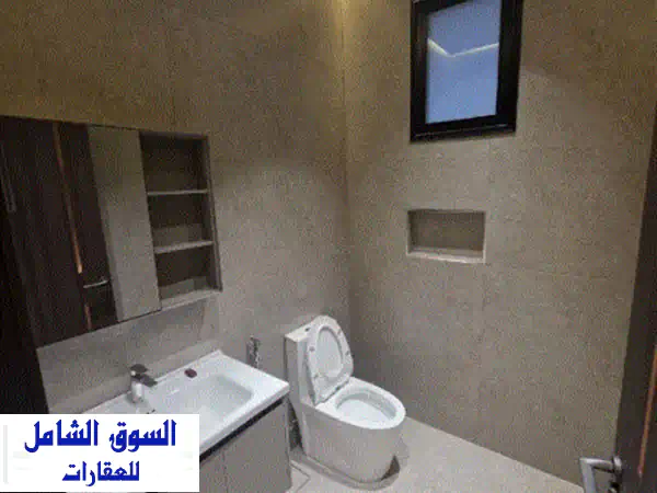 للإيجار دور أرضي جنوب خيطان، 4 غرف ماستر، صالة كبيرة، حمام ضيوف، صالون، مطبخ كبير مجهز، غرفة عاملة ...