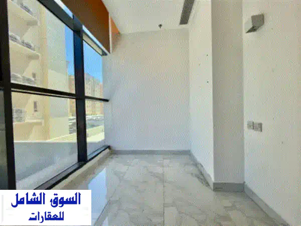 استمتع بغرفة معيشة واسعة، وغرفة نوم واحدة، وحمام واحد، ومطبخ مفتوح، مع الكهرباء والمياه والواي فاي ...