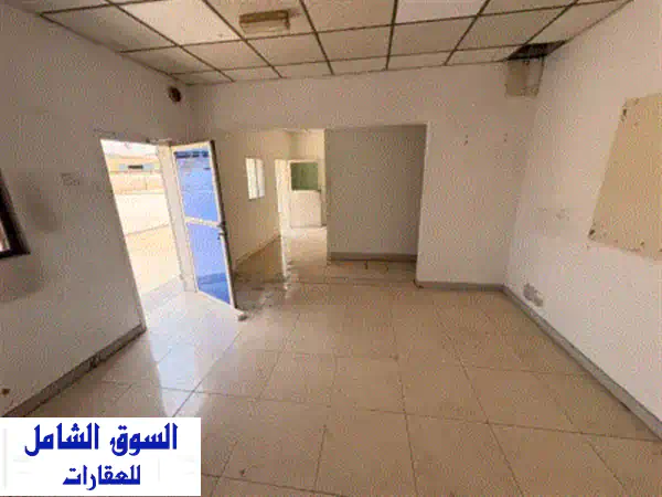 حوش للإيجار في الصناعية 11 على شارع رئيسي، مساحة 20000 قدم مربع، يضم مستودعاً بمساحة 3000 قدم مربع، ...